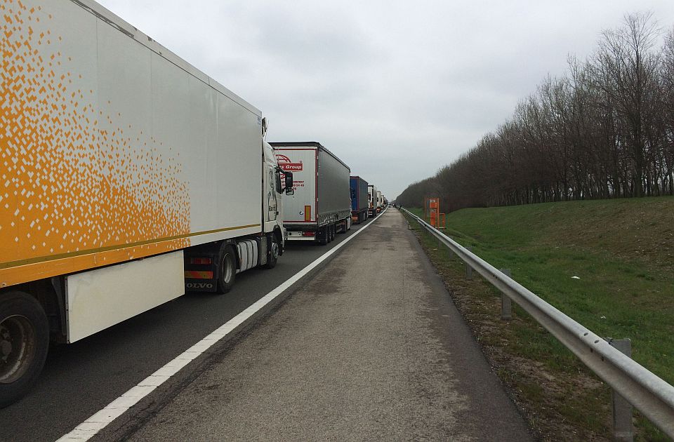 Automobili na Horgošu čekaju sat vremena, kamioni na Batrovcima tri&nbsp;sata